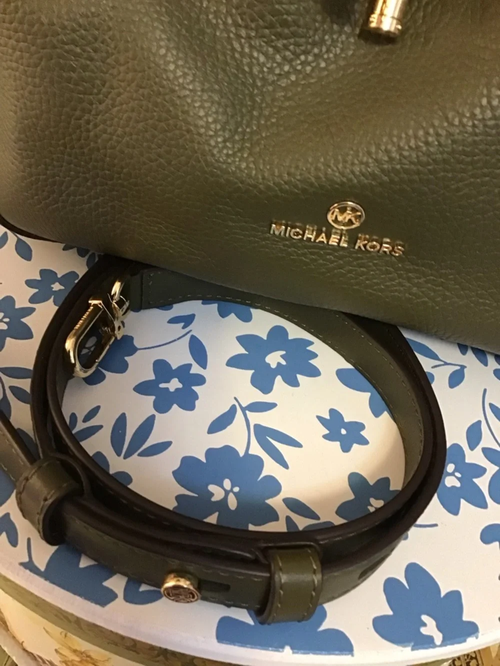 Michael kors leather convertible bucket bag purse